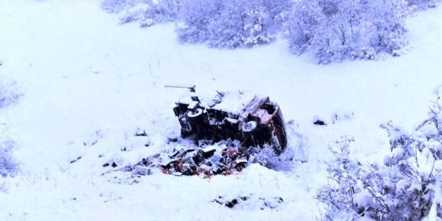 Karlı yolda, kamyonet şarampole devrildi