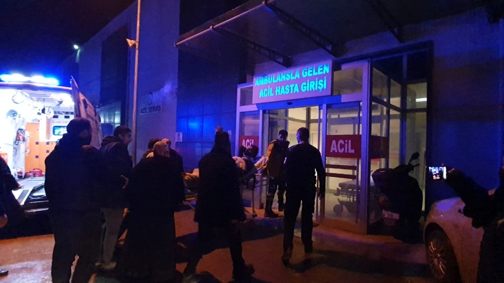 Karlı yolda kayan iki araç şarampole yuvarlandı: 6 yaralı 