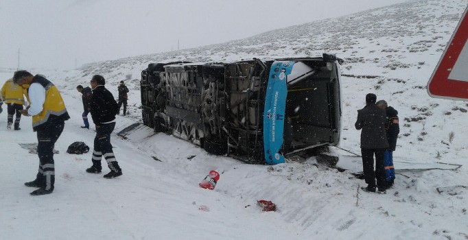 Karlı yolda kayan özel halk otobüsü yan yattı: 18 kişi yaralı