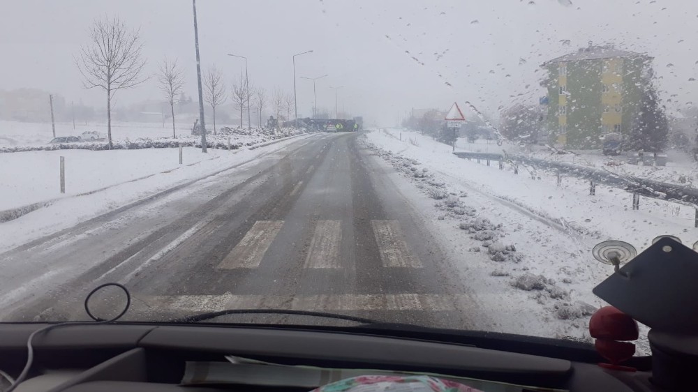 Karlı yolda tır devrildi 
