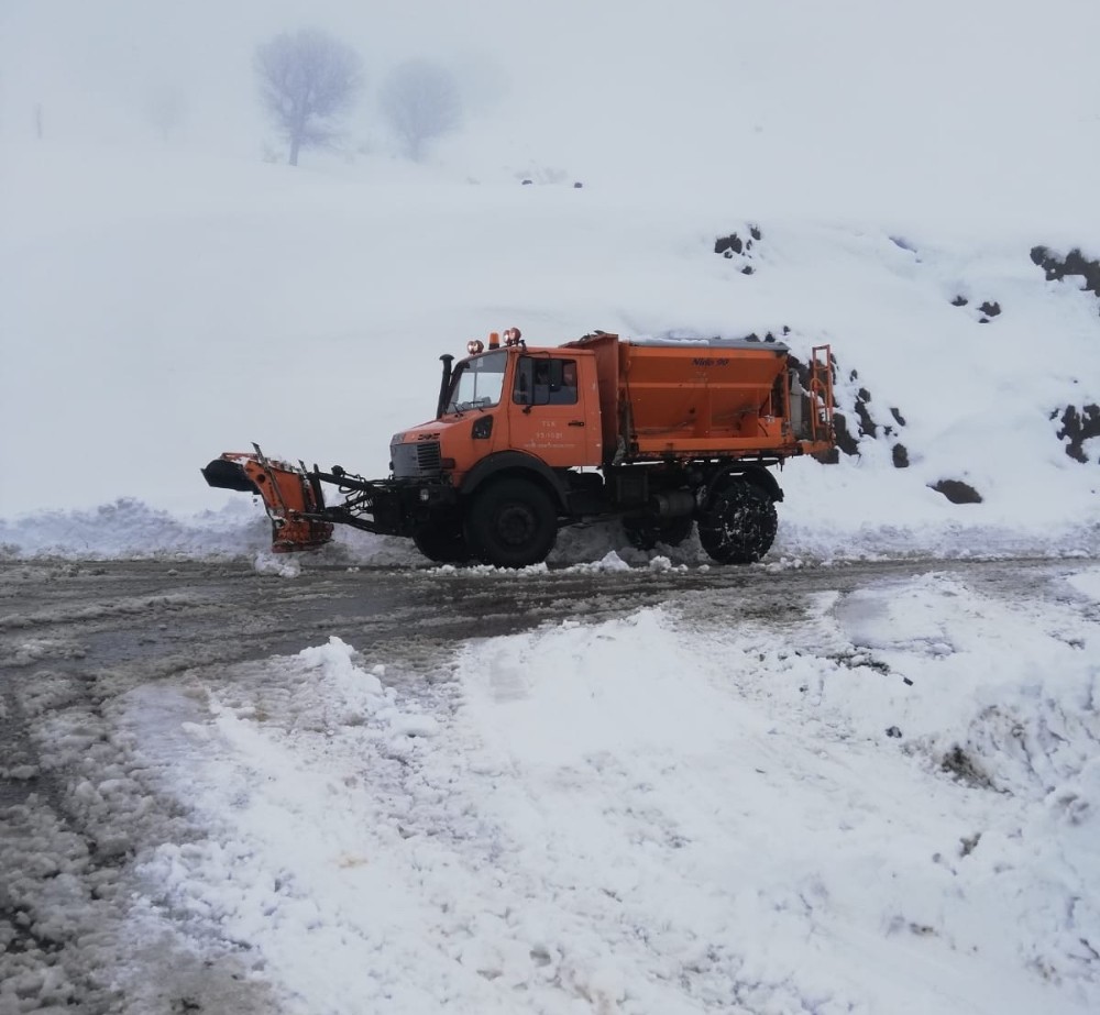 Karlı yollar temizleniyor 