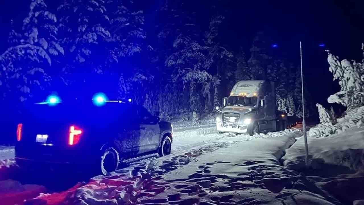 Karlı yollarda GPS tuzağı: Tır sürücüsü mahsur kaldı