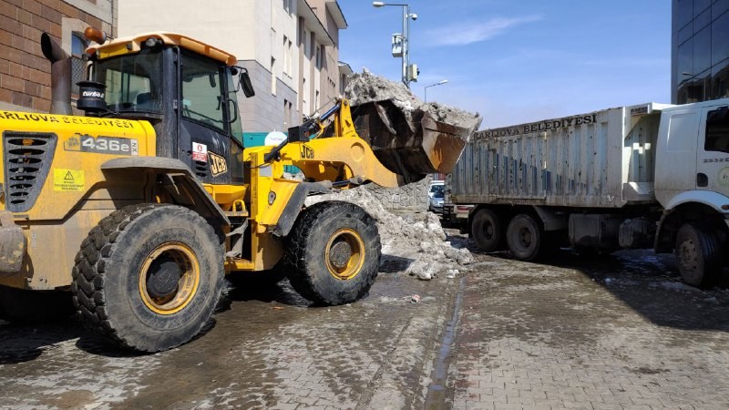 Karlıova’da caddelerde kalan son karlar temizleniyor 