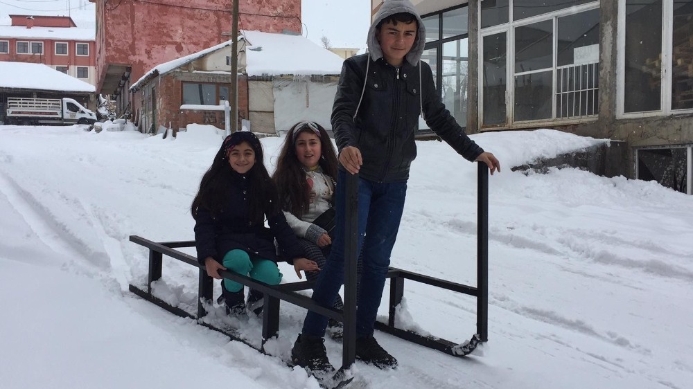 Karlıova’da çocuklar, karda kızakla eğlendi 