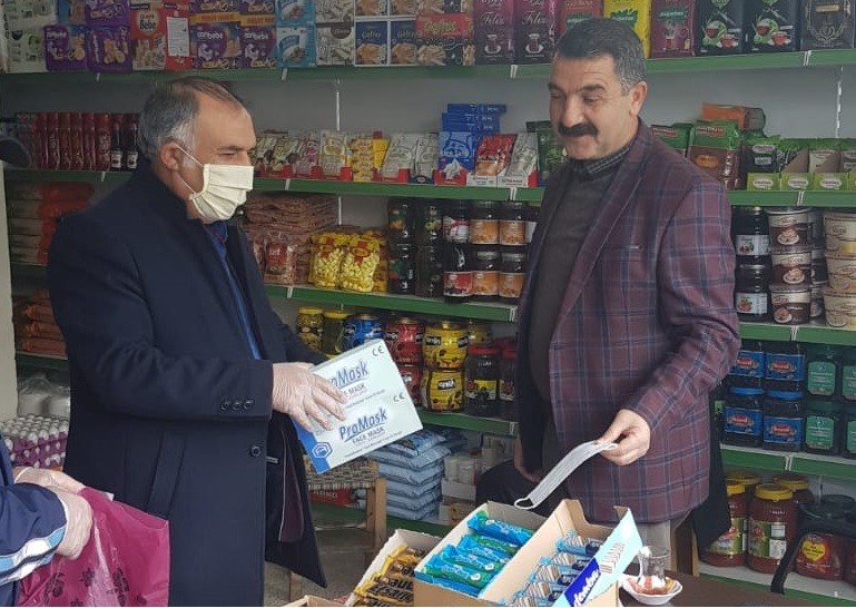 Karlıova’da esnafa maske dağıtıldı 