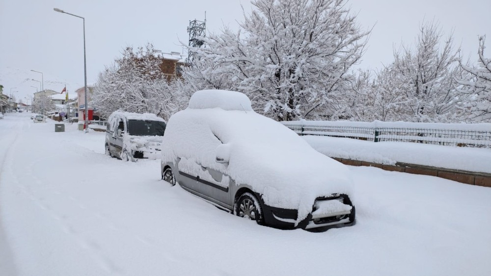 Karlıova’da kar esareti başladı, köy yolları kapandı 