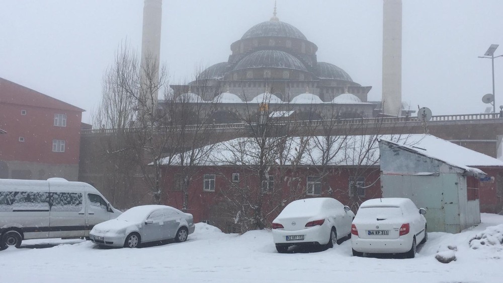 Karlıova’da kar etkili oldu 