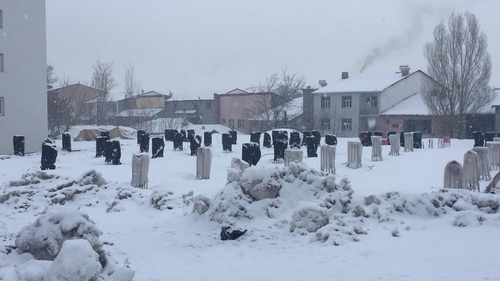 Karlıova’da kar hasreti bitti, ilçe beyaza büründü 
