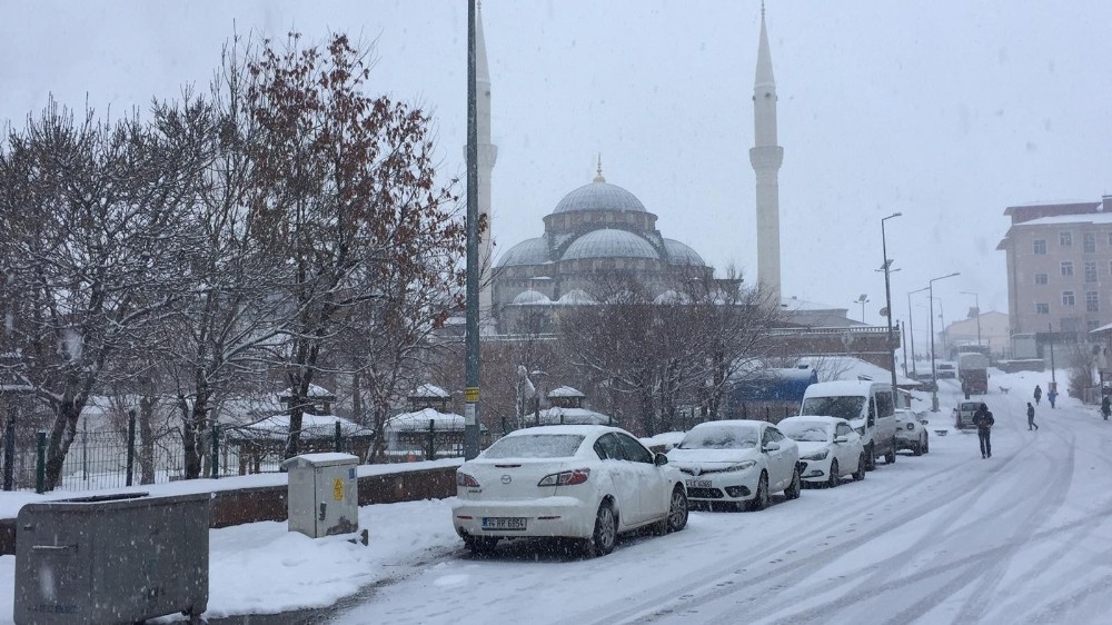 Karlıova’da kar yağışı etkili oldu 