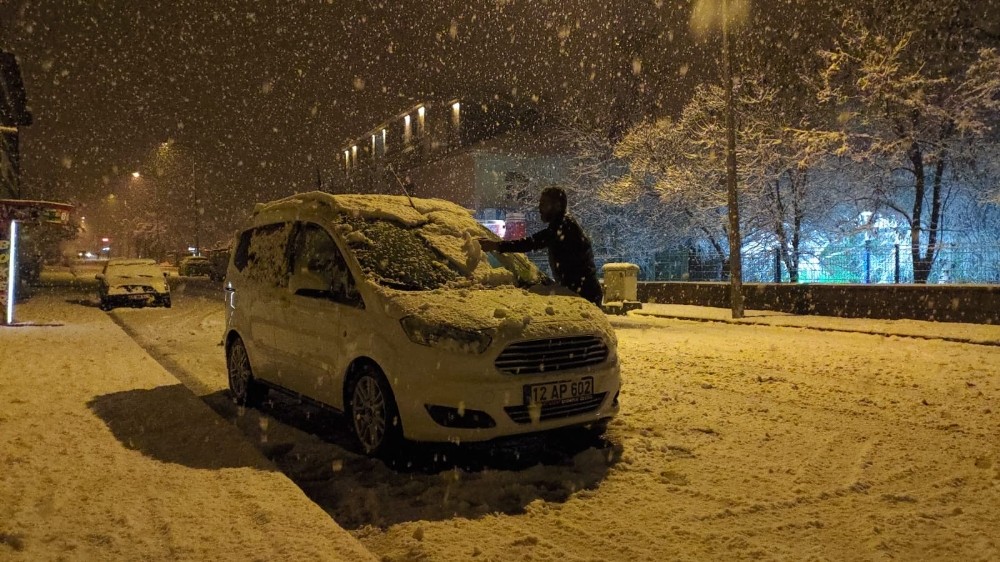Karlıova’da kar yağışı etkisini sürdürüyor 