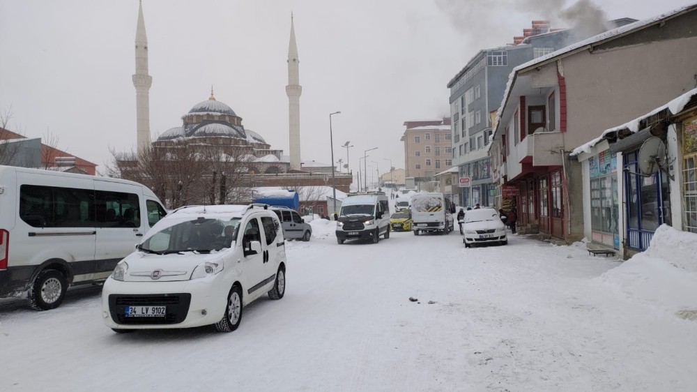 Karlıova’da karla mücadele 