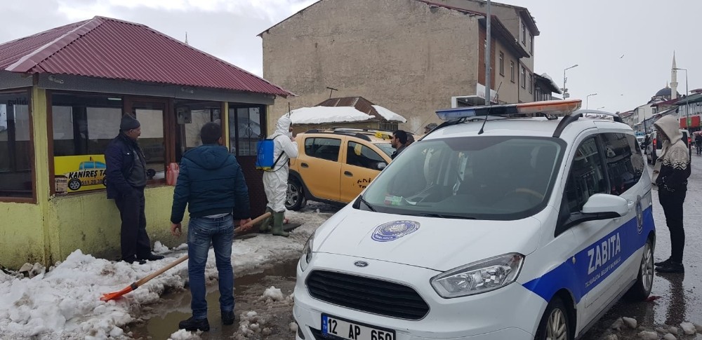 Karlıova’da korona virüsüne karşı dezenfekte ve ilaçlama 
