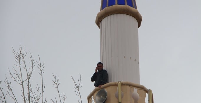 Karlıova'da köylüler cep telefonu için minareye çıkıyor