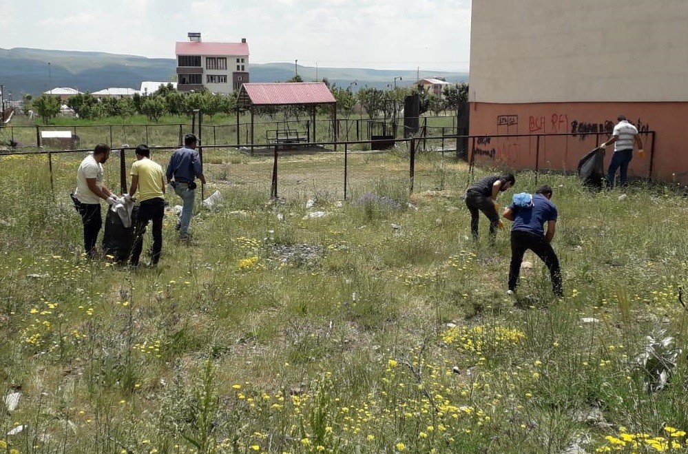Karlıova’da temizlik seferberliği, 5 kamyon çöp toplandı 