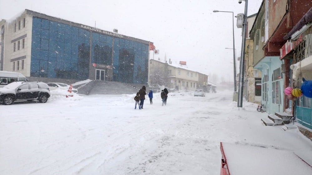 Karlıova’da yoğun kar nedeniyle okullar tatil edildi 