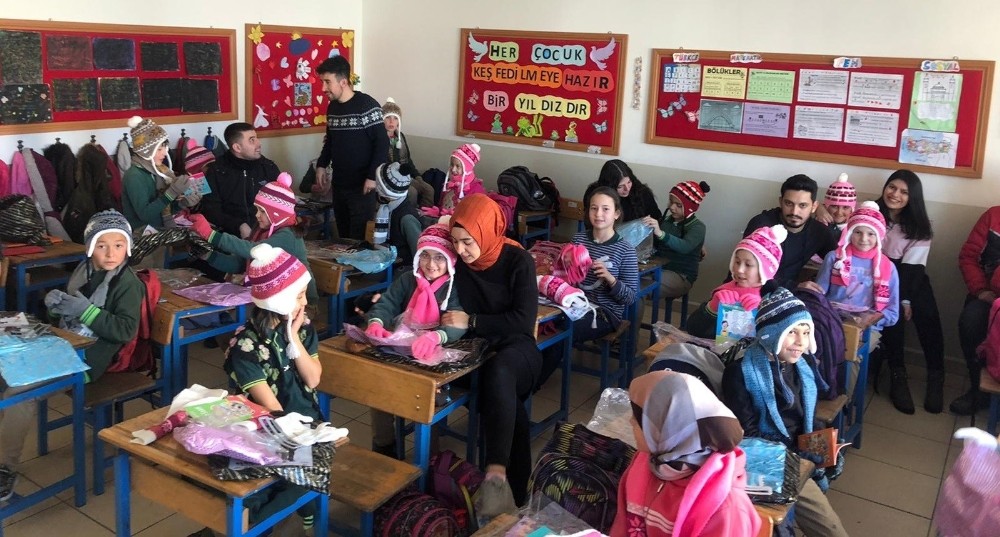 Karne hediyeleri çocukların yüzünü güldürdü 