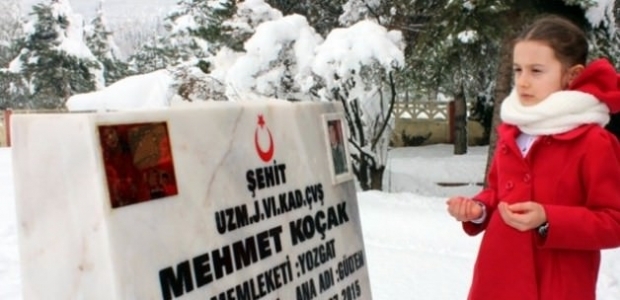 Karnesini şehit olan babasının mezarına götürdü