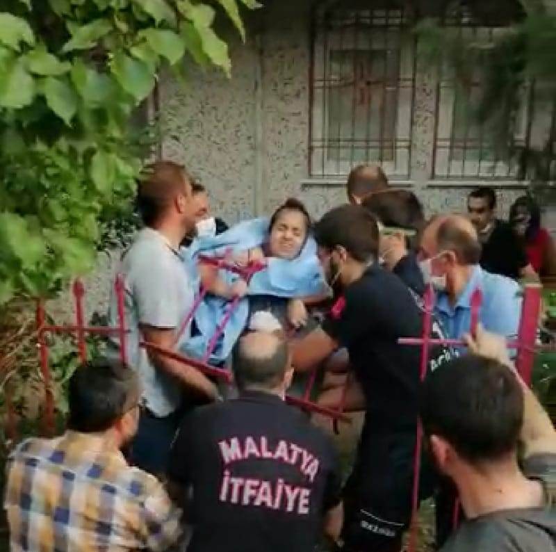 Karnına saplanan demirle hastaneye kaldırıldı 