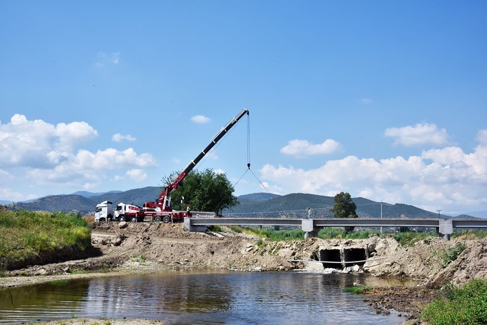 Karpuzlu Çayı üzerine inşa edilen 2 köprünün montajı tamamlandı 