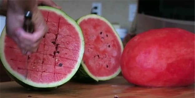 Karpuzu öyle şekillere soktu ki!