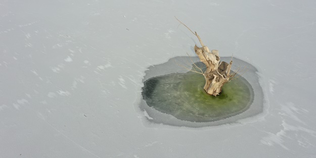 Kars Barajı'nın yüzeyi buz tuttu