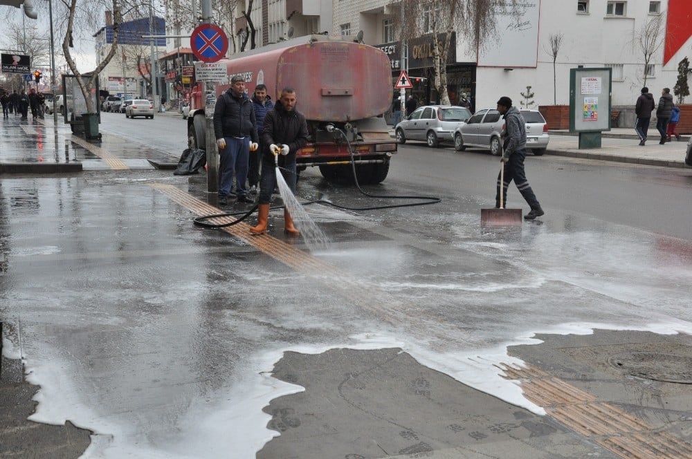 Kars Belediyesi Cadde ve sokakları köpüklü su ile yıkıyor 