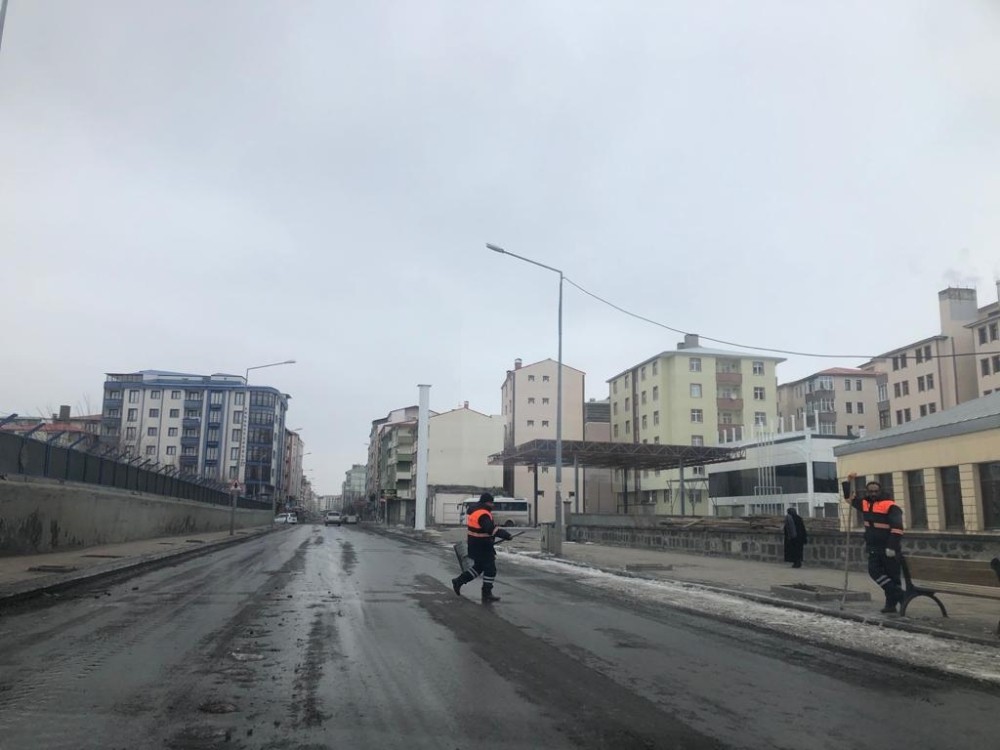 Kars Belediyesi caddelerin karını temizliyor 