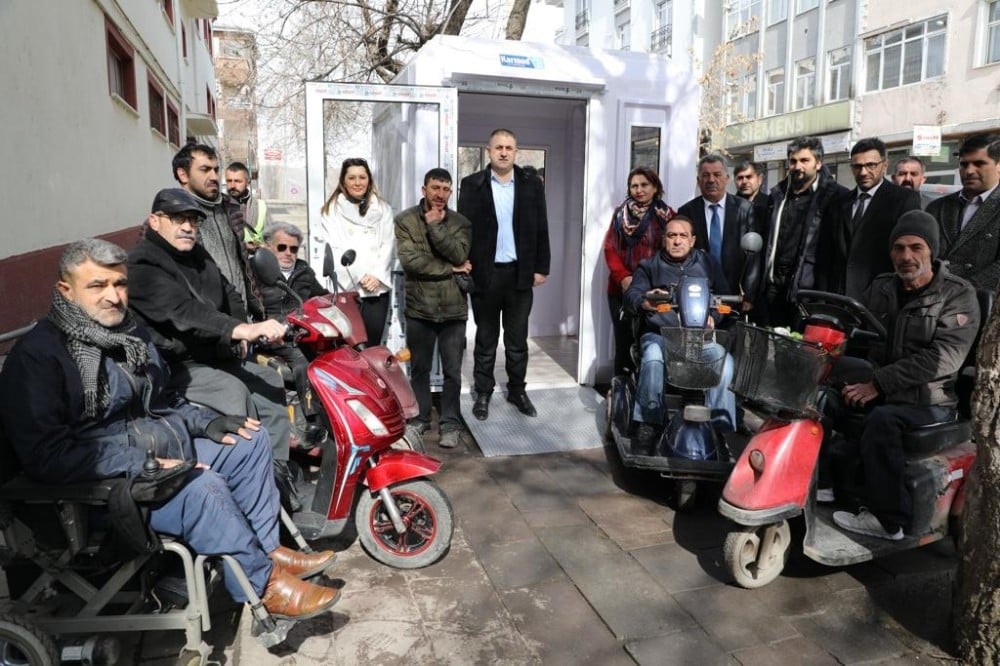 Kars Belediyesi engelli vatandaşlara akü şarj istasyonunu açtı 