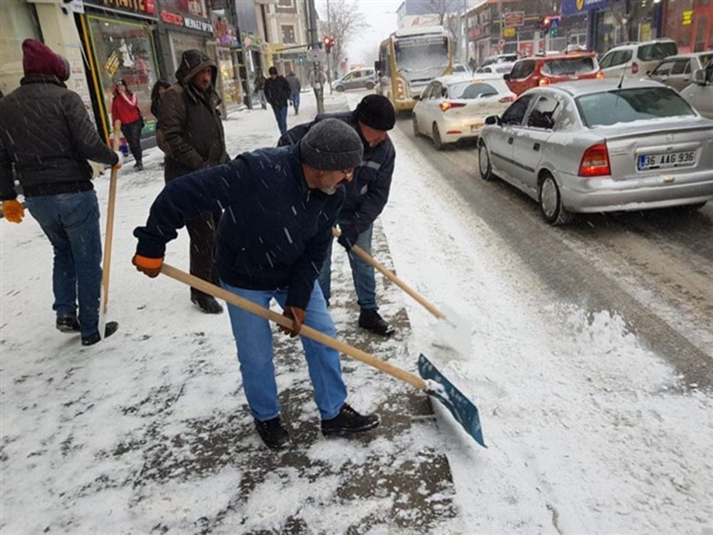 Kars Belediyesi kaldırım ve caddelerin karını temizliyor 