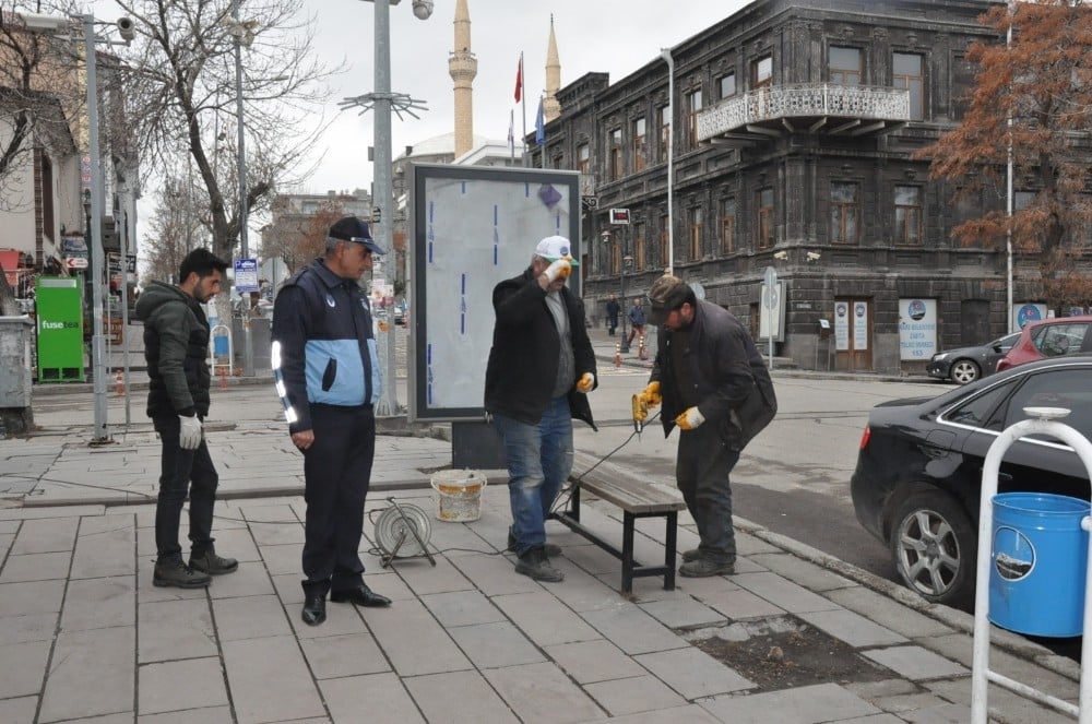 Kars Belediyesi oturma banklarını söküyor 