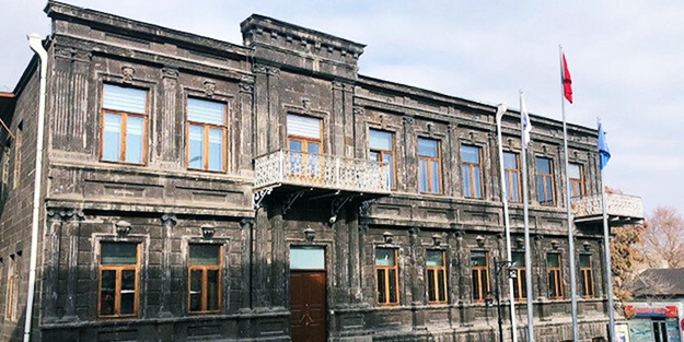 Kars Belediyesi PKK kampına döndü