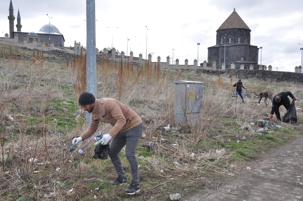 Kars Belediyesi’nden tarihi bölgede bahar temizliği 