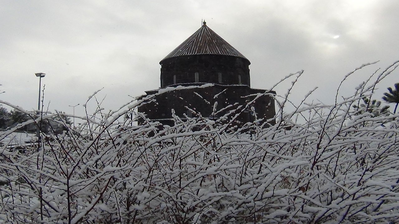 Kars beyaz gelinliğini yeniden giydi!