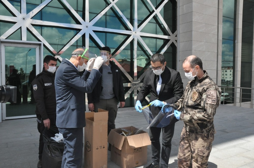 Kars BİLSEM’den, emniyet çalışanlarına koruyucu maske 