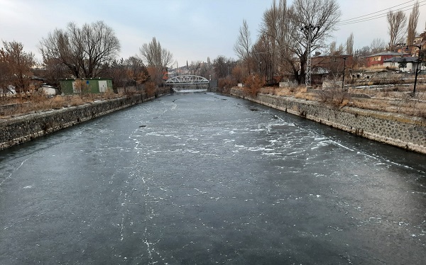 Kars Çayı buz tuttu!