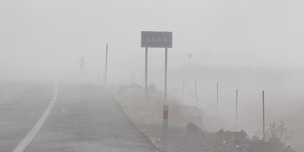 Kars-Iğdır kara yolunda etkili olan yoğun sis ulaşımı aksattı