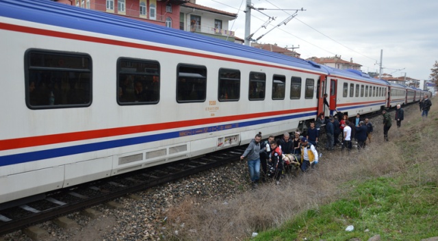 Kars-Irmak seferini yapan Doğu Ekspresi'nin çarptığı öğrenci ağır yaralandı