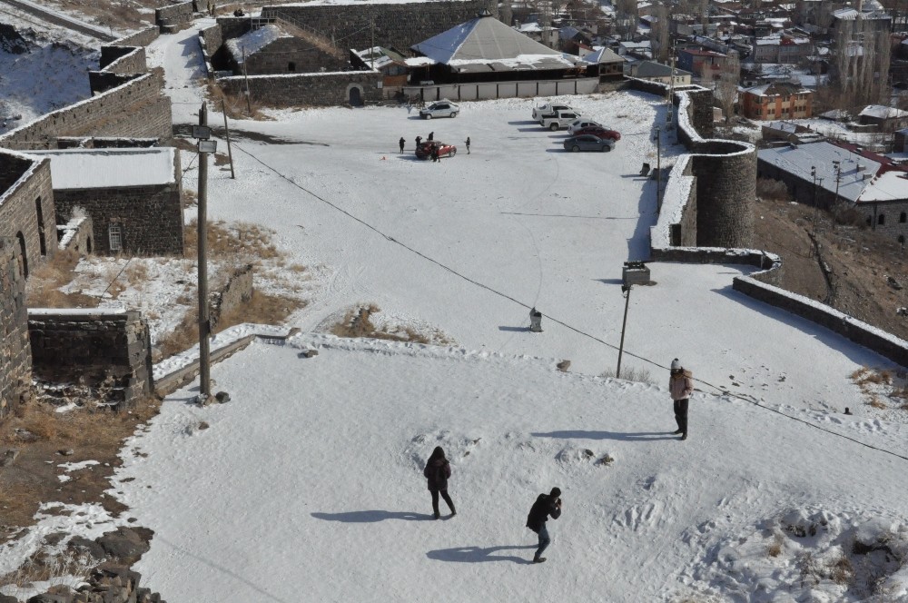 Kars Kalesi ziyaretçi akınına uğruyor 