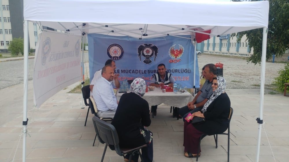 Kars polisinden üniversite öğrencilerine sıcak karşılama 