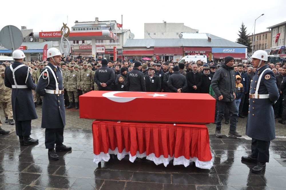Kars şehidi gözyaşları arasında toprağa verildi 