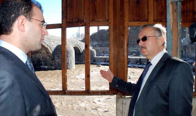 Kars Valisi Özdemir, tarihi yapıları ziyaret etti