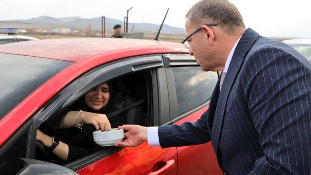 Kars Valisi Polat, bayramda yola çıkan vatandaşları yalnız bırakmadı