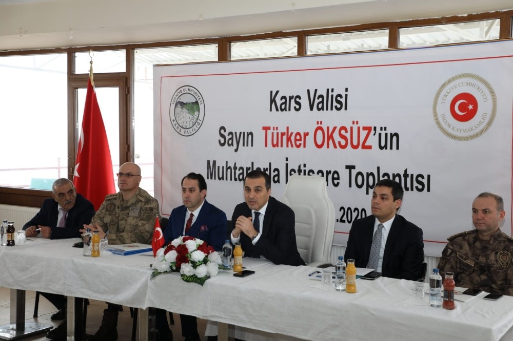 Kars Valisi Türker Öksüz Digor’da muhtarlarla bir araya geldi 