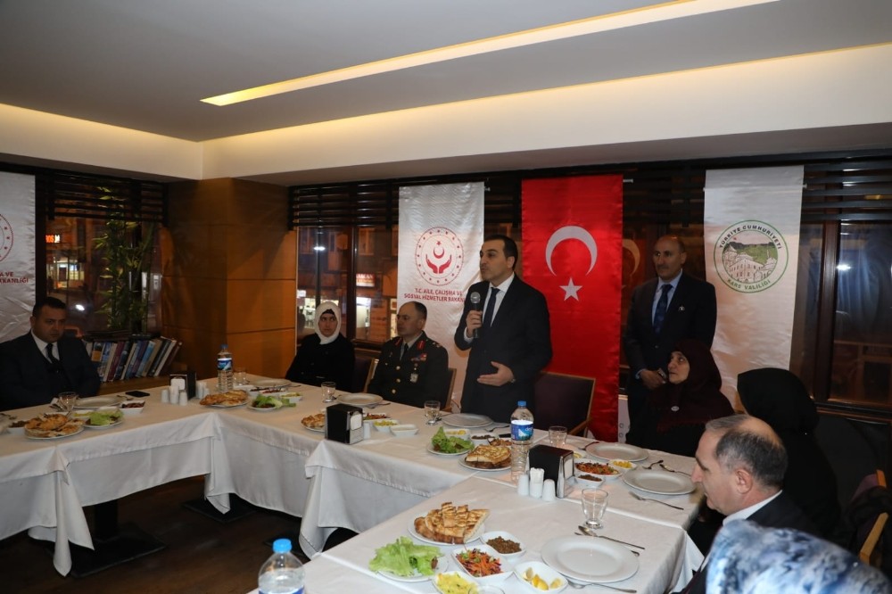 Kars Valisi Türker Öksüz, şehit yakınlarıyla bir araya geldi 