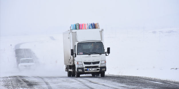 Kars ve Ardahan'da kar yağışı ulaşımı aksatıyor