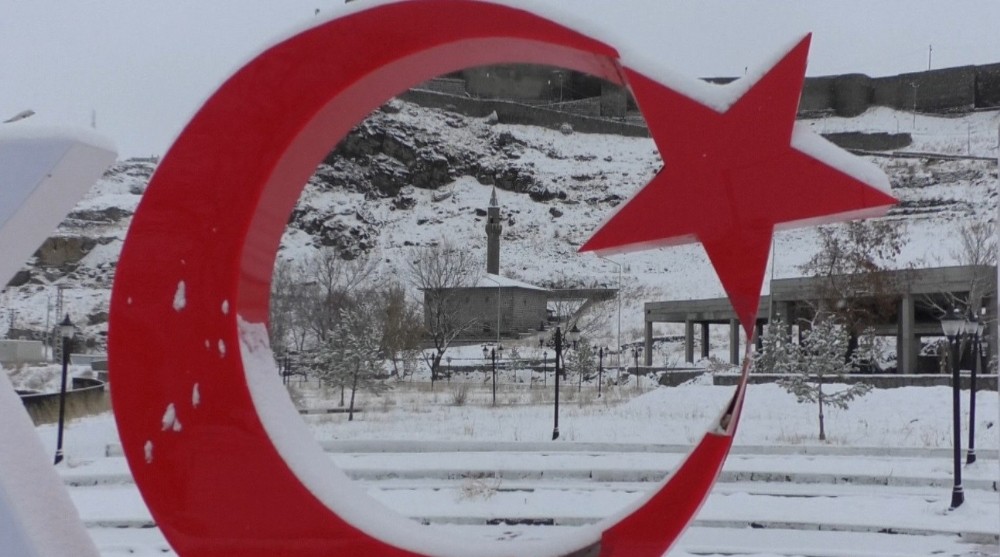 Kars’a baharda kar yağdı 