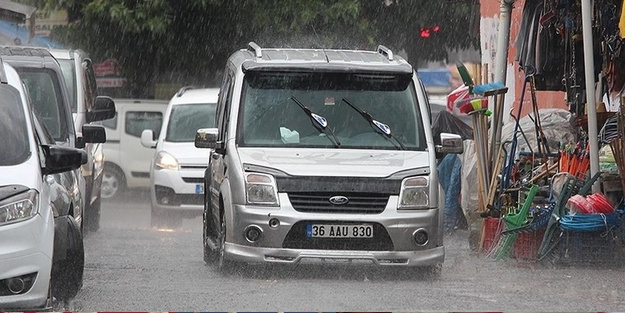 Kars'ı sağanak vurdu geçti!