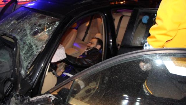 Karşı Şeride geçen otomobil hasta taşıyan servis aracına çarptı: 4 yaralı