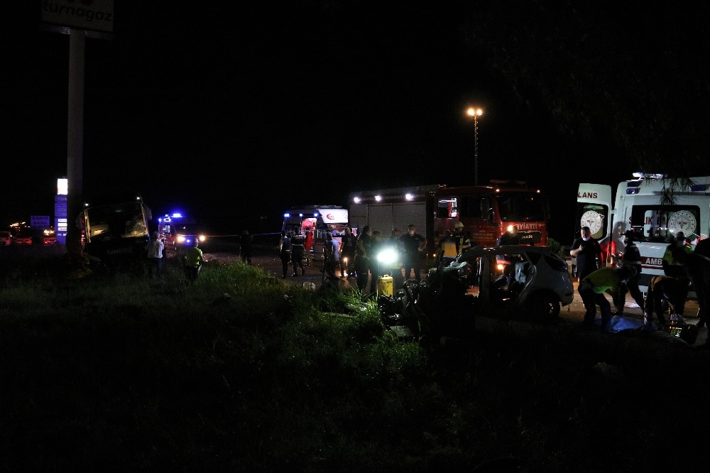 Karşı şeride geçen otomobil yolcu otobüsünün altına girdi: 2 ölü 