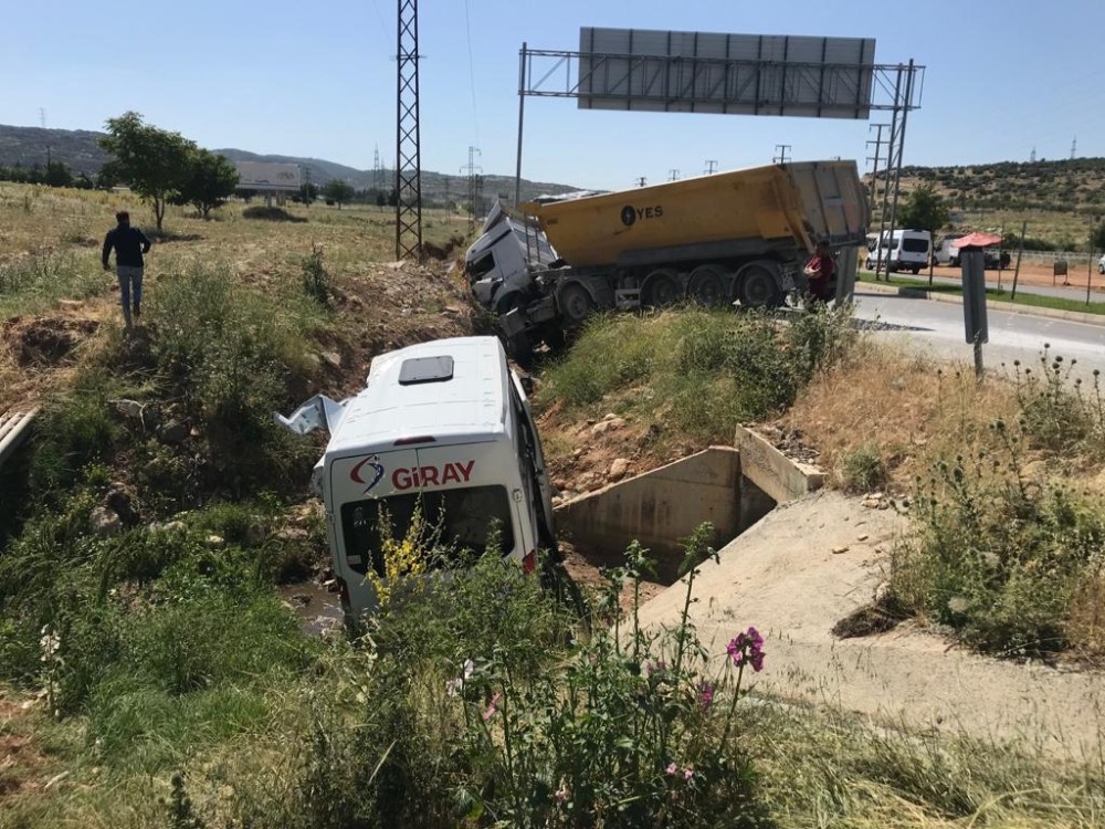 Karşı şeride geçen yük tırı işçi servisine çarptı: 3 yaralı 